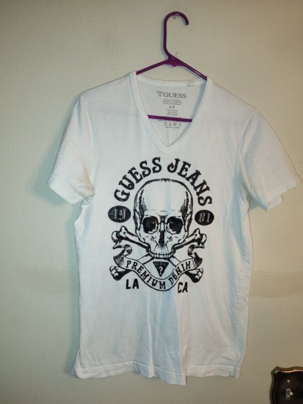 Men's Guess Jeans V Neck White 100% Cotton with Big Black Scull T Shirt Size S